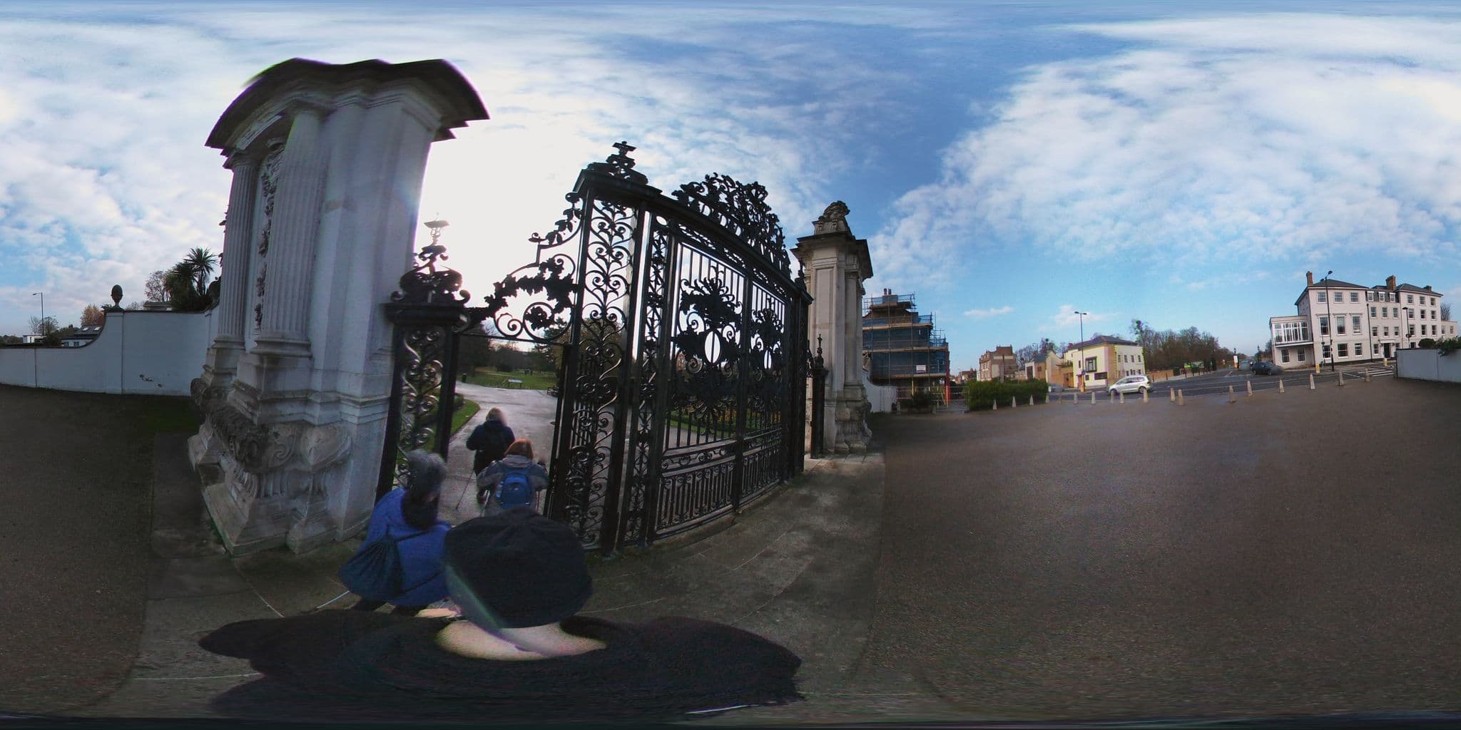 Street view near The Lion Gate Mews, East Molesey — © livingwithdragons (CC BY-SA · Mapillary)
