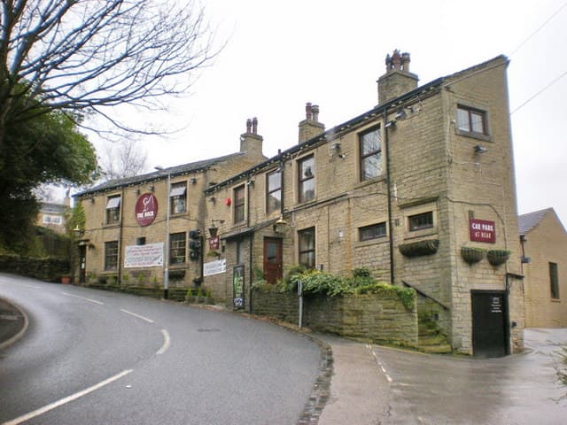 The Rock Hotel (via Wikimedia Commons, CC BY-SA 2.0)