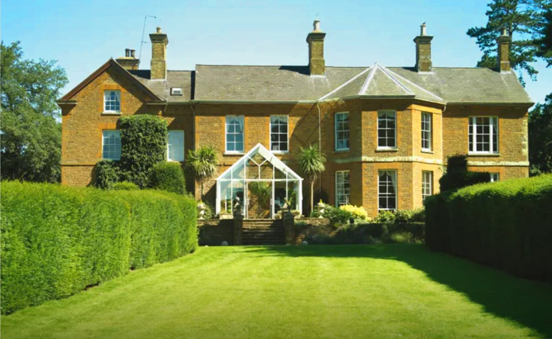 Sedgebrook Hall (via Wikimedia Commons, CC BY-SA 4.0)