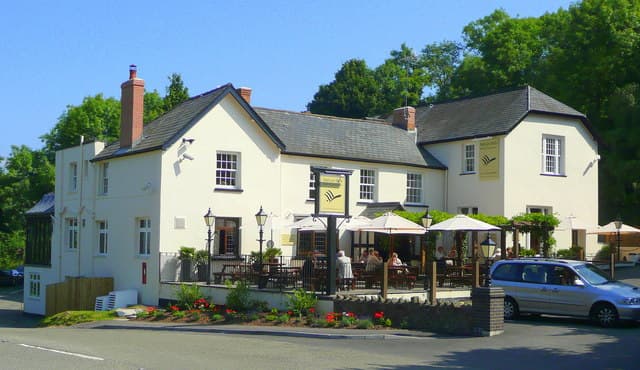 Malvern Hills Hotel (via Wikimedia Commons, CC BY-SA 2.0)