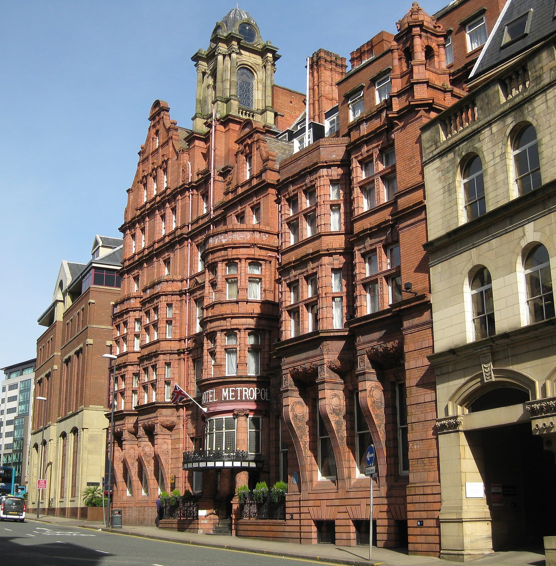 The Met Hotel (via Wikimedia Commons, CC BY-SA 4.0)