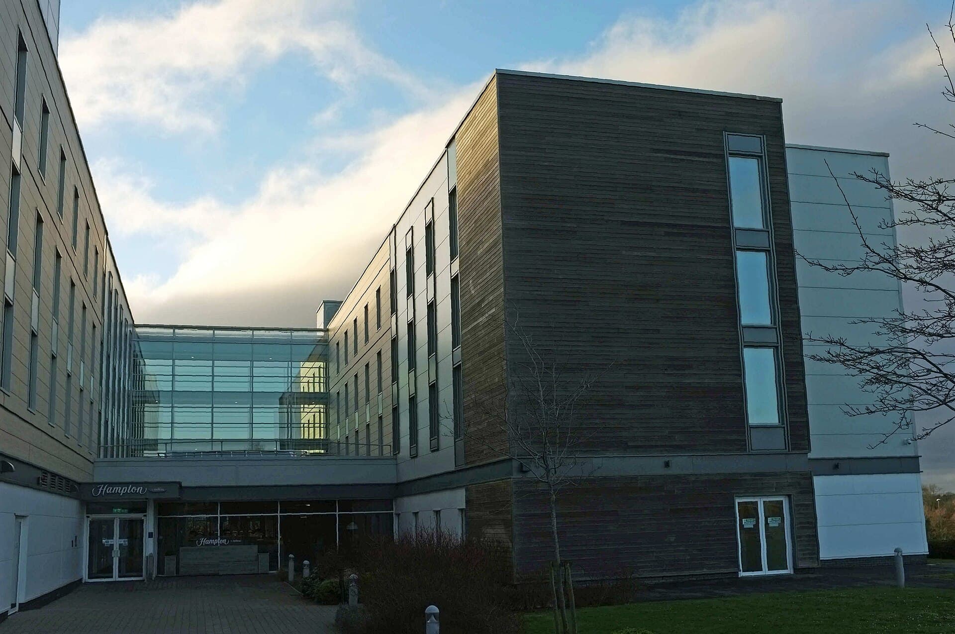 Hampton by Hilton Bristol Airport (via Wikimedia Commons, CC BY-SA 2.0)