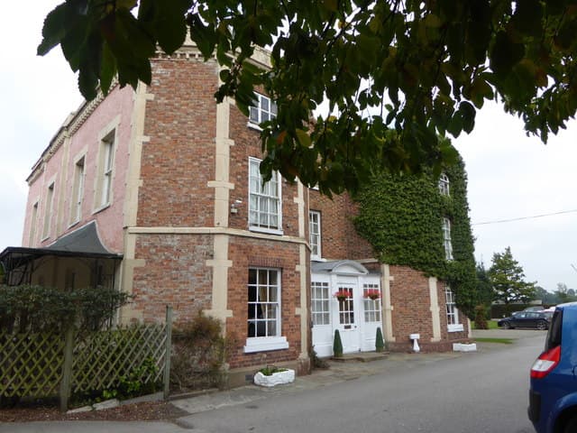Rossett Hall Hotel (via Wikimedia Commons, CC BY-SA 2.0)