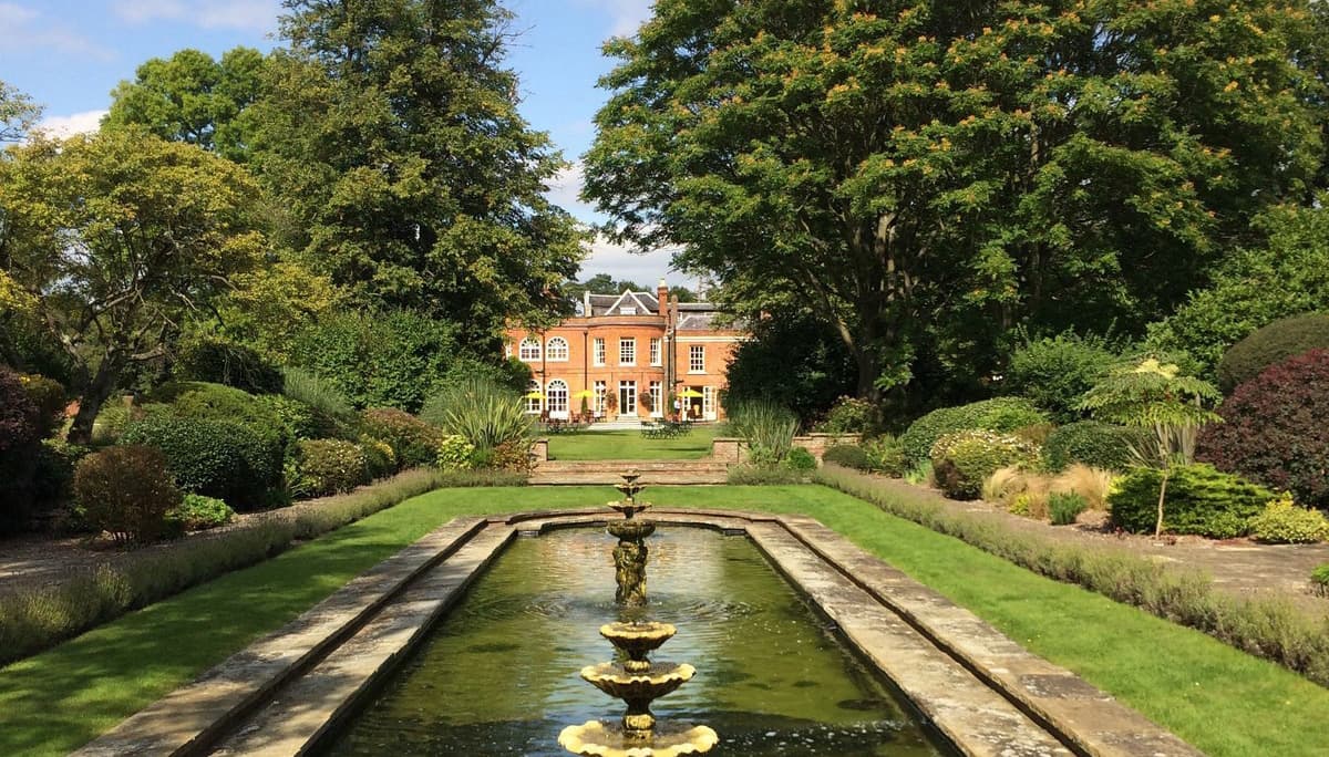 Royal Berkshire (via Wikimedia Commons, CC BY-SA 2.0)