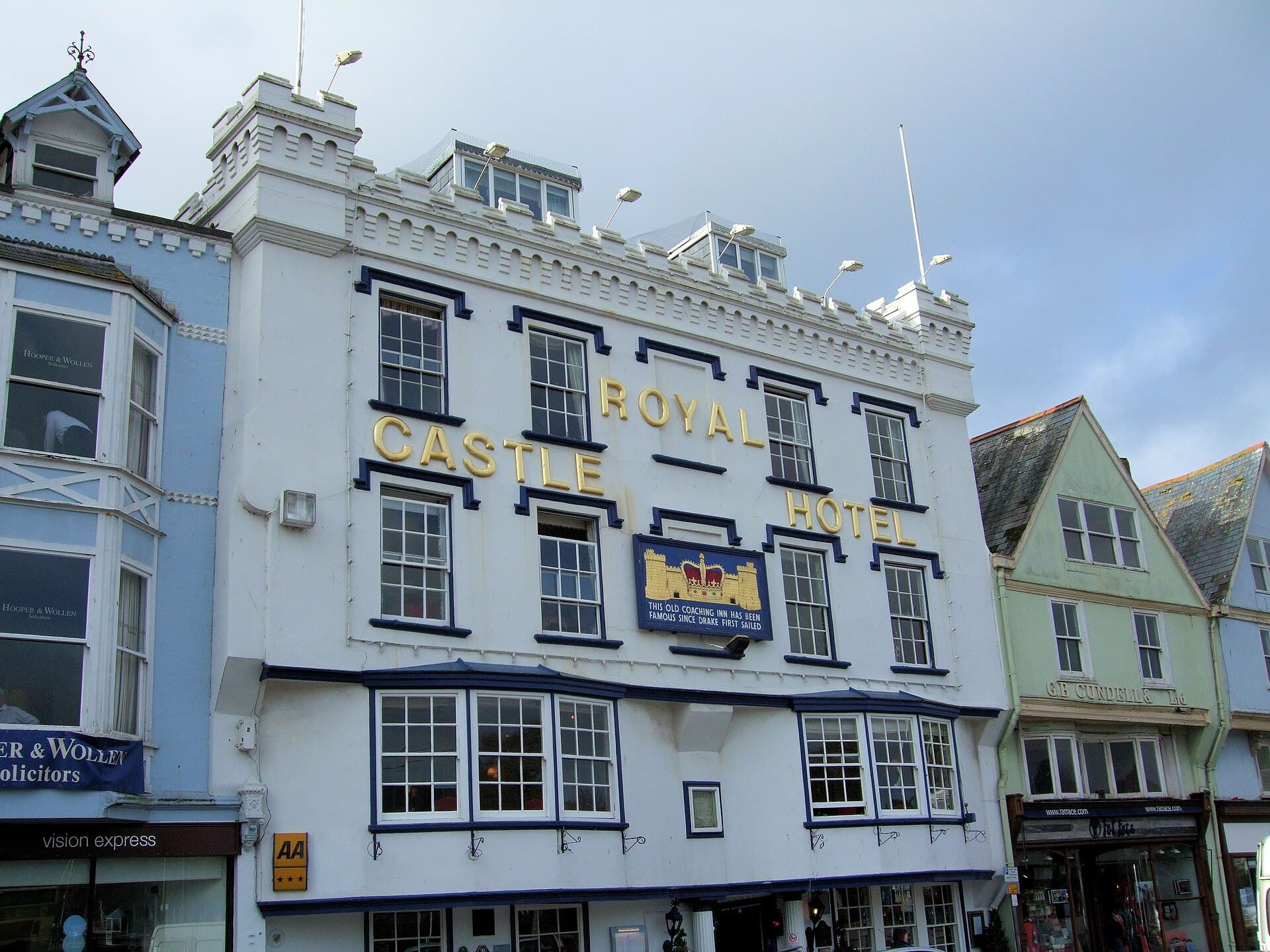 Royal Castle Hotel (via Wikimedia Commons, CC BY 2.0)