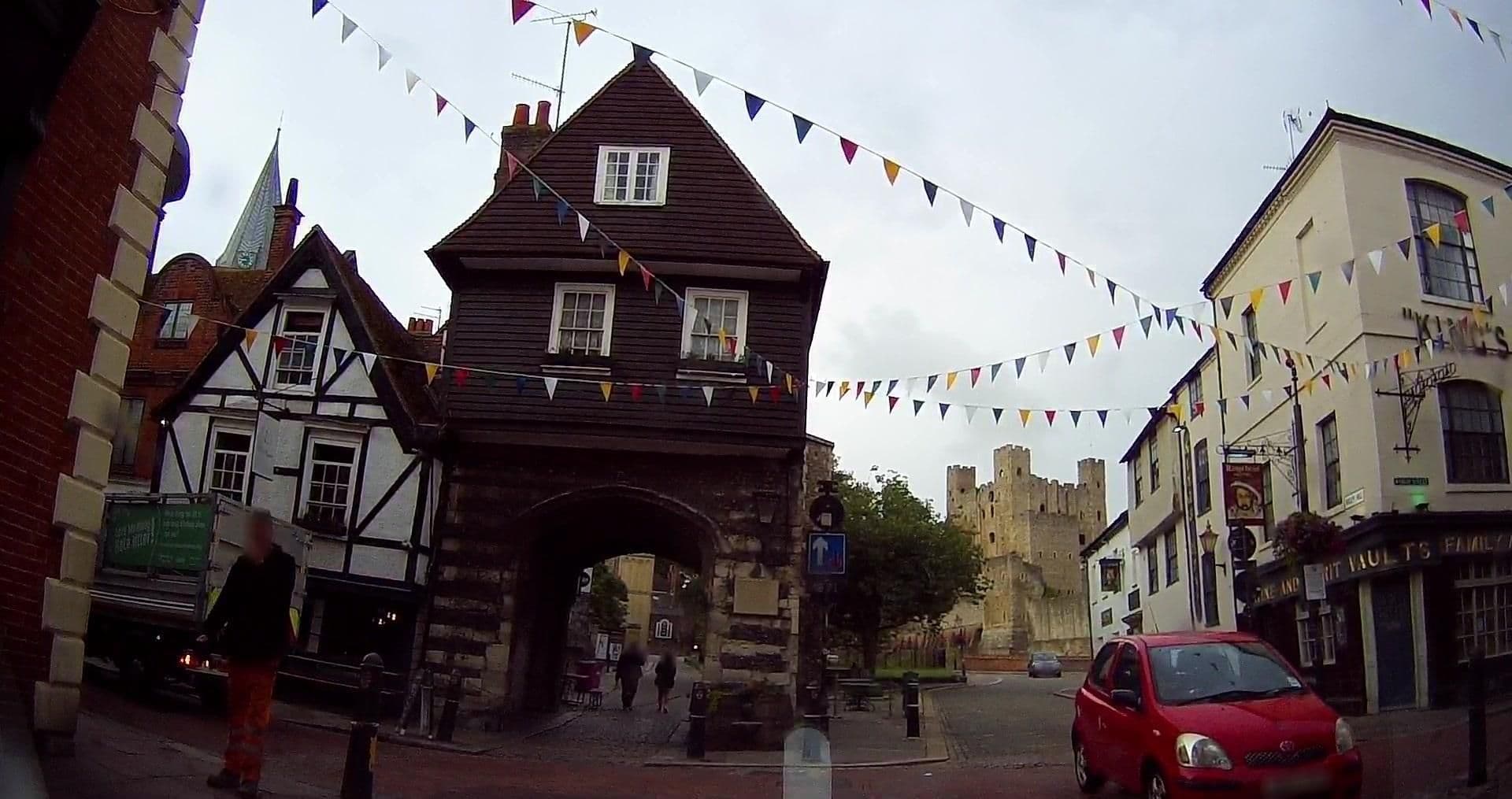 Street view near The Kings Head Hotel, Rochester — © tallguy (CC BY-SA · Mapillary)