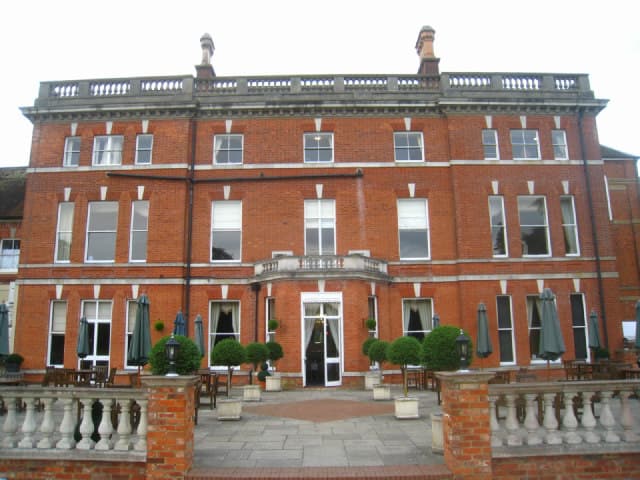 Oakley Hall (via Wikimedia Commons, CC BY-SA 2.0)