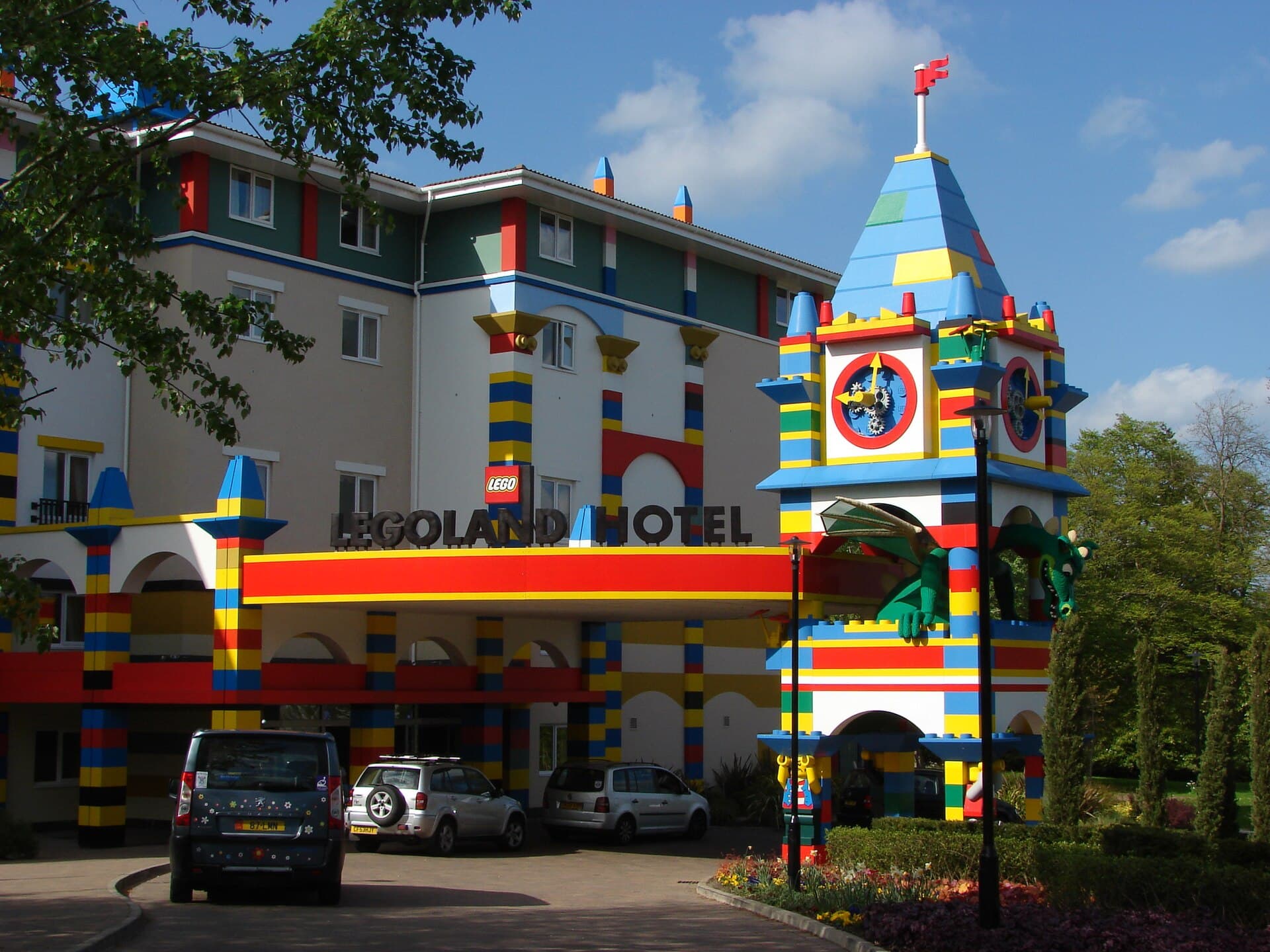 LEGOLAND Windsor Resort Hotel (via Wikimedia Commons, CC BY-SA 2.0)