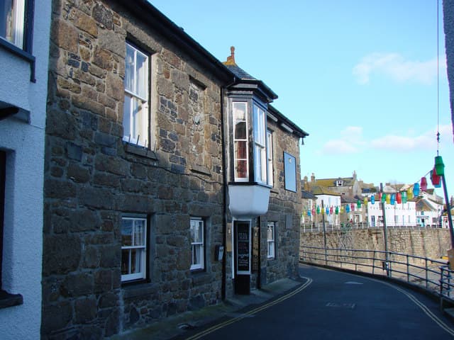The Ship Inn (via Wikimedia Commons, CC BY-SA 2.0)