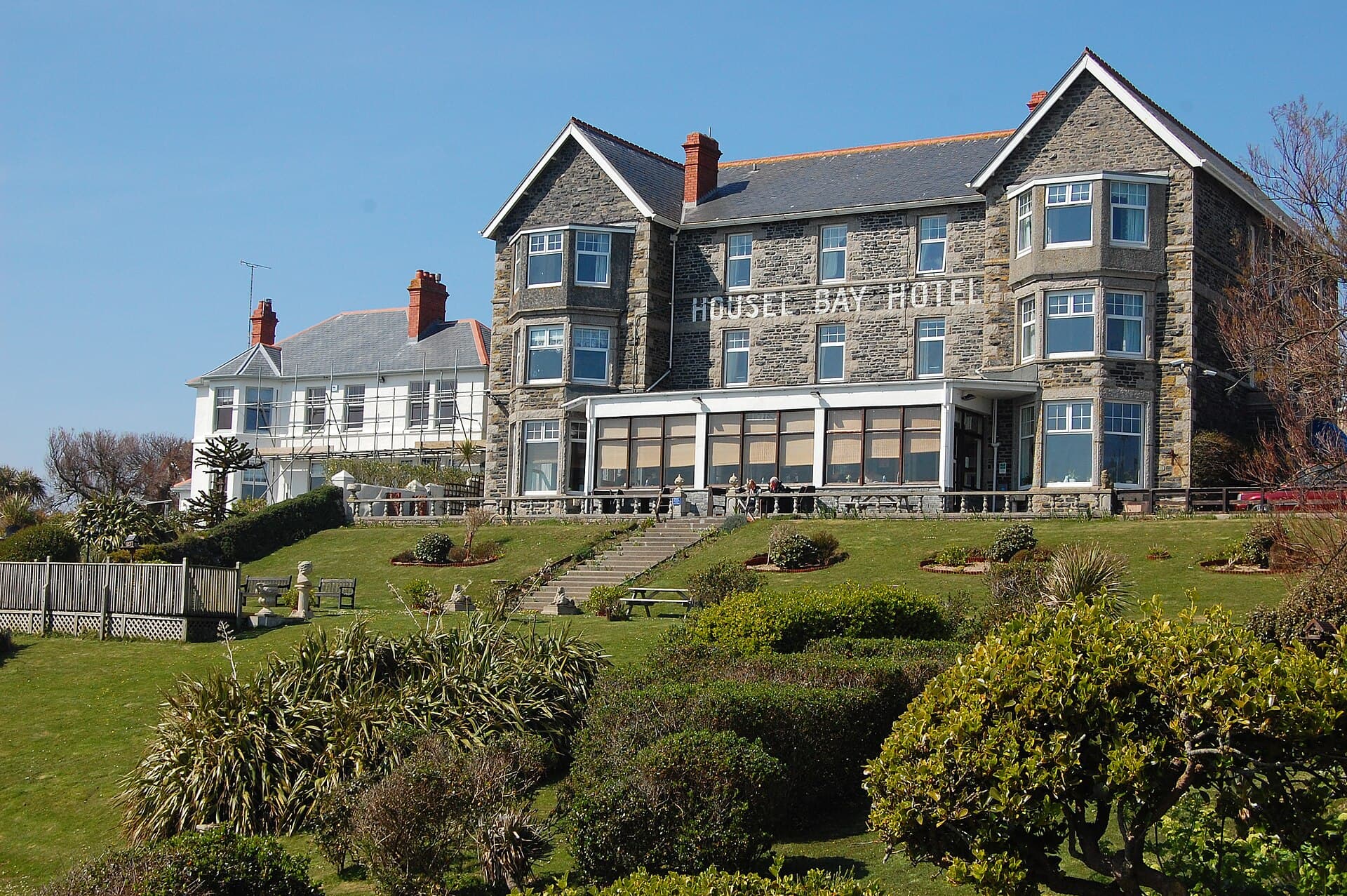 Housel Bay Hotel (via Wikimedia Commons, CC BY-SA 2.0)