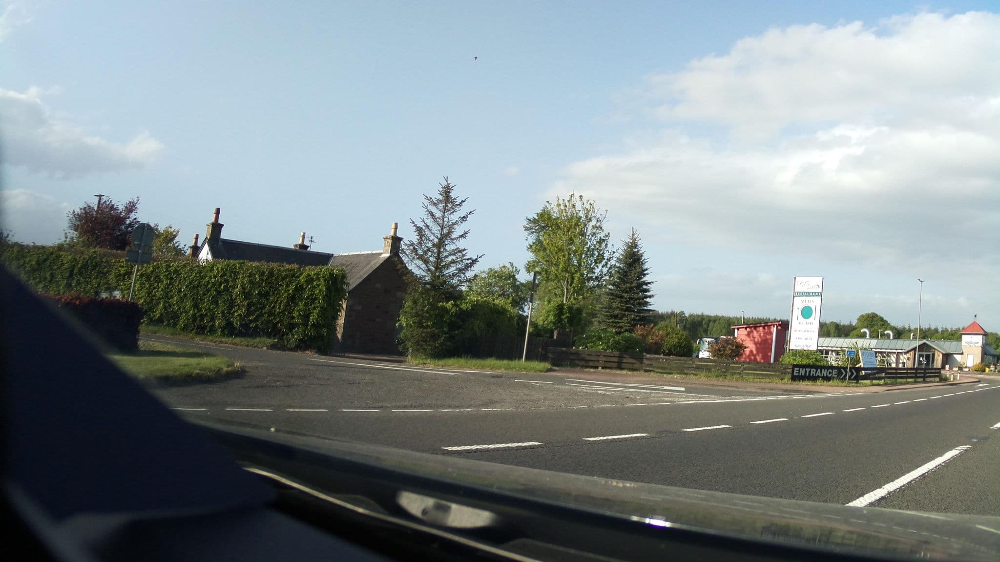 Street view near Finavon Hotel, Forfar — © southglos (CC BY-SA · Mapillary)