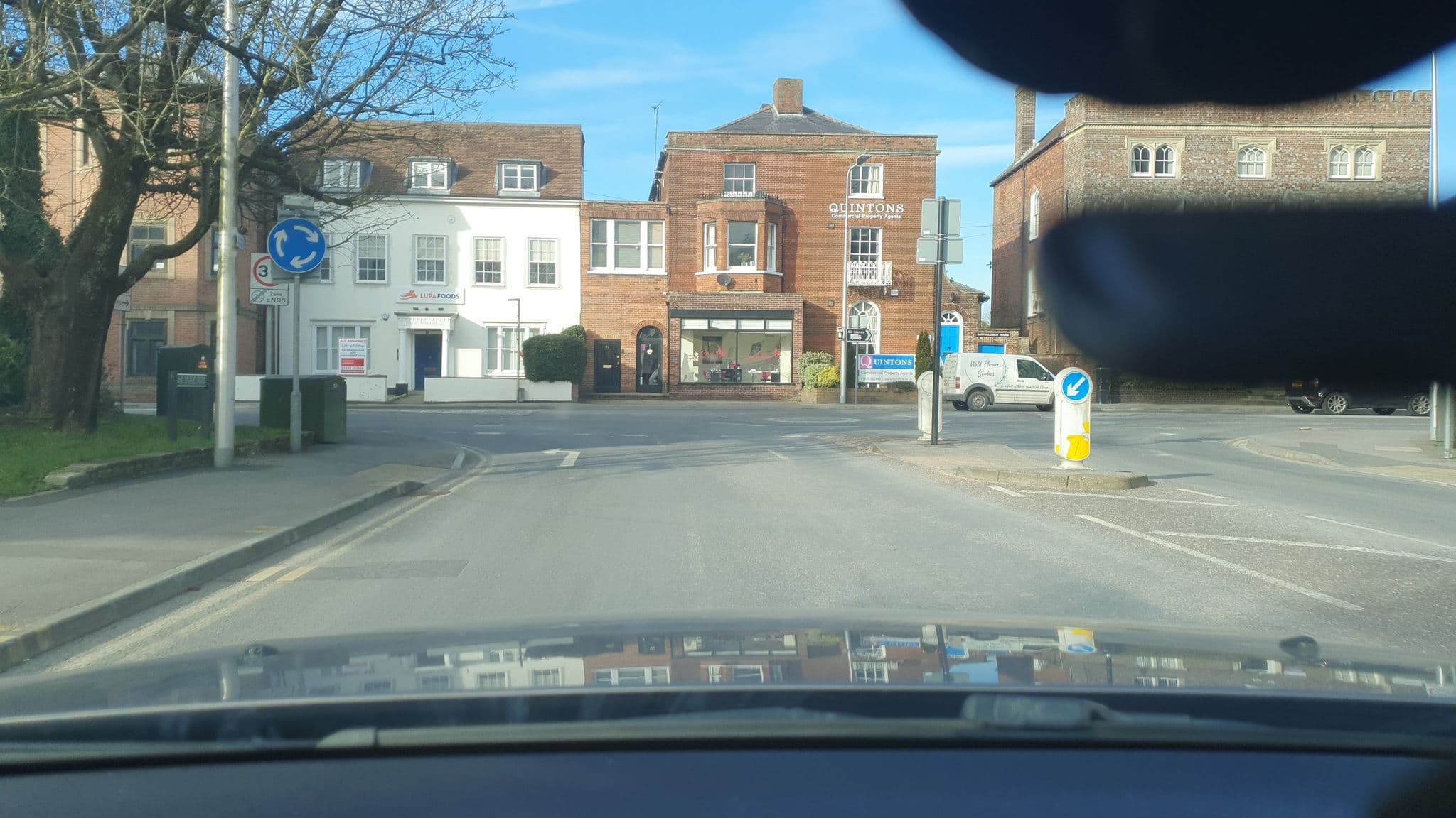 Street view near Travelodge, Newbury — © themadcabbie (CC BY-SA · Mapillary)