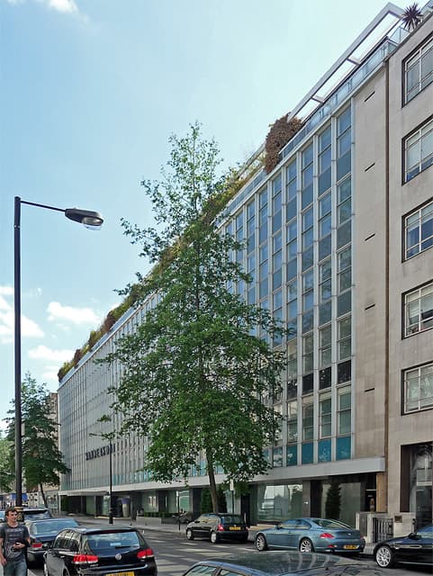 Sanderson Hotel (via Wikimedia Commons, CC BY-SA 2.0)