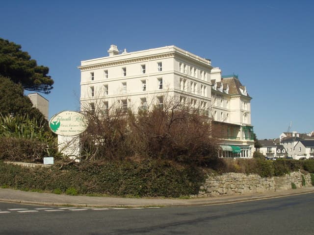 Falmouth Hotel (via Wikimedia Commons, CC BY-SA 2.0)