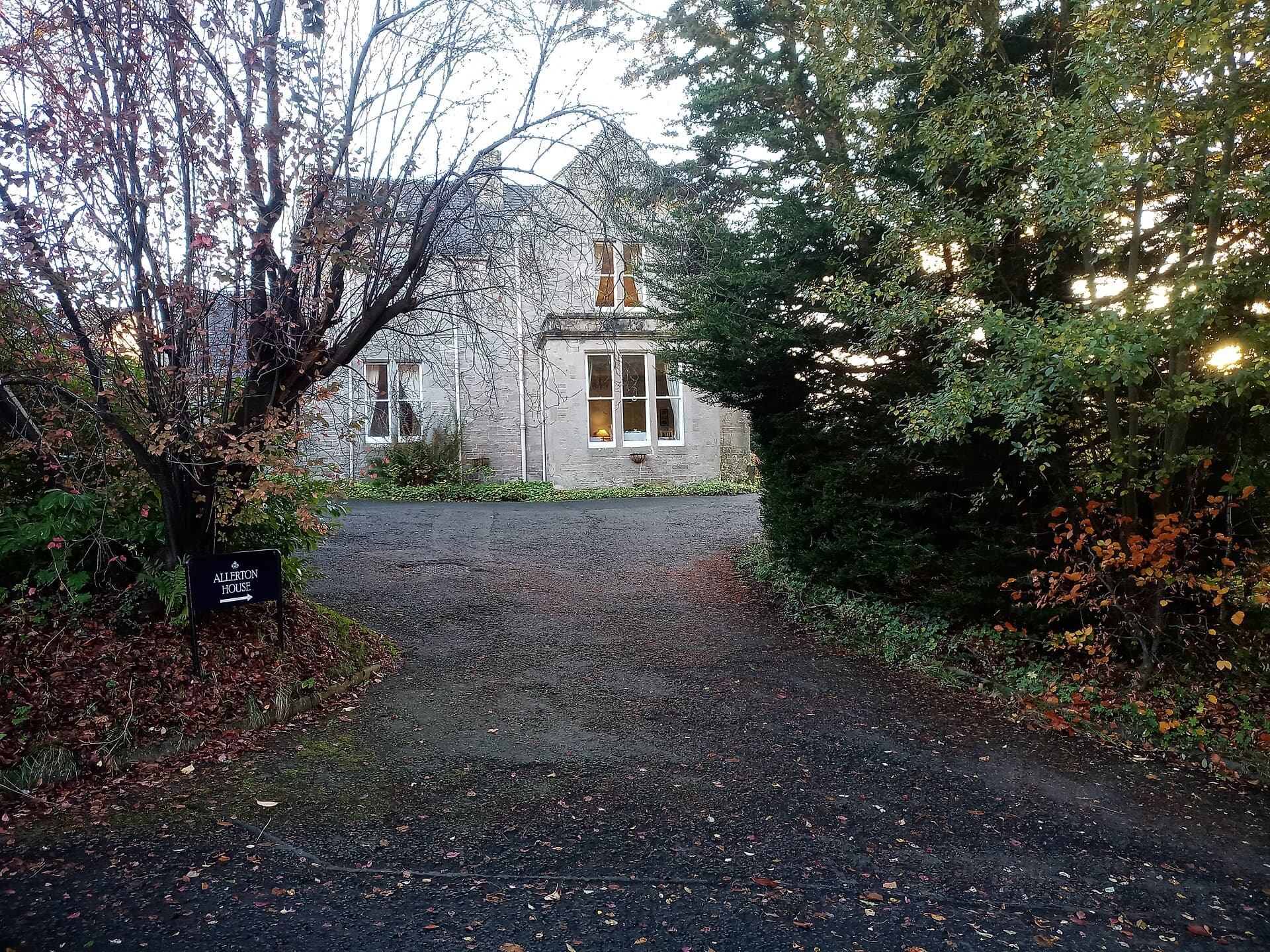 Allerton House (via Wikimedia Commons, CC BY-SA 4.0)