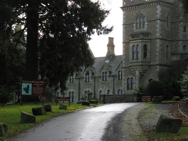 Mellington Hall Hotel (via Wikimedia Commons, CC BY-SA 2.0)