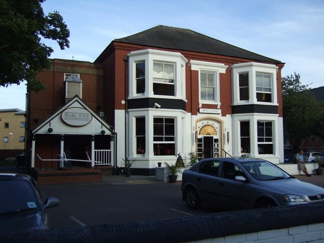 The Pearl Hotel (via Wikimedia Commons, CC BY-SA 2.0)