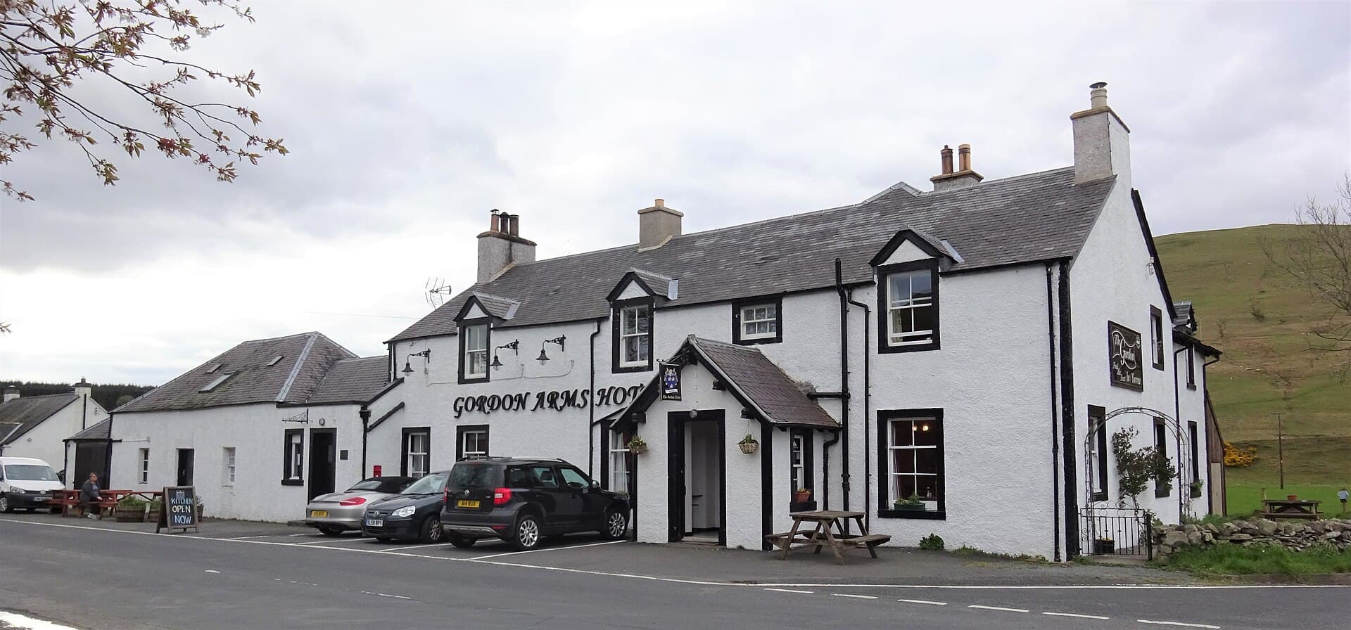 Gordon Arms Hotel (via Wikimedia Commons, CC BY-SA 4.0)