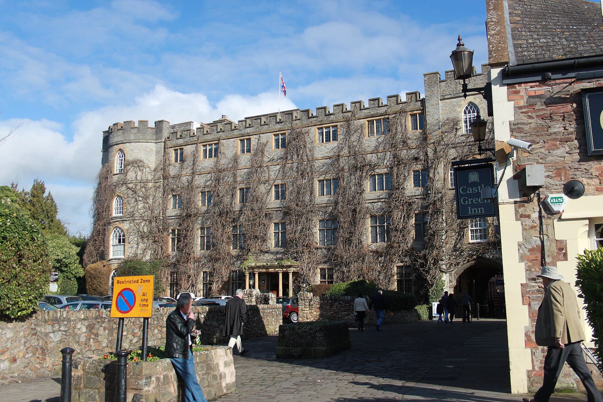 The Castle Hotel (via Wikimedia Commons, CC0)
