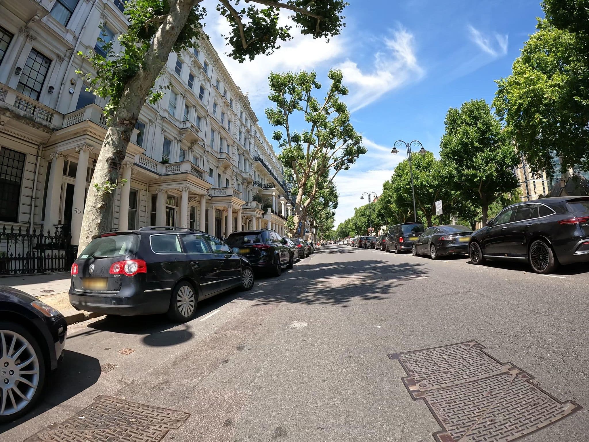 Street view near 54 Queen's Gate, Chelsea — © erias (CC BY-SA · Mapillary)