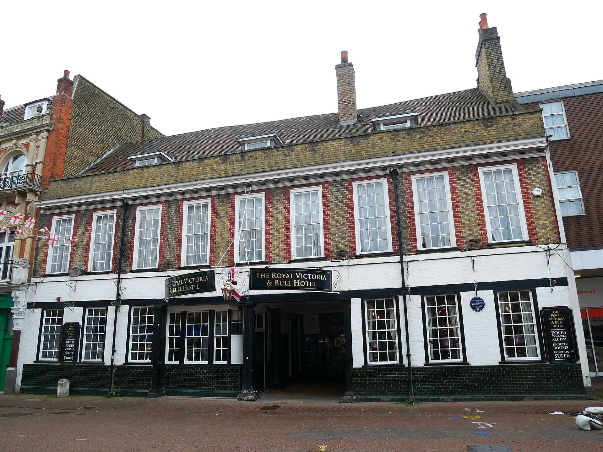 The Royal Victoria & Bull Hotel (via Wikimedia Commons, CC BY-SA 4.0)