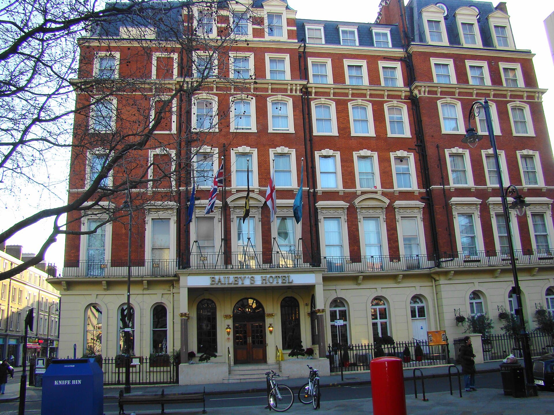 The Bailey’s Hotel (via Wikimedia Commons, CC BY-SA 2.0)