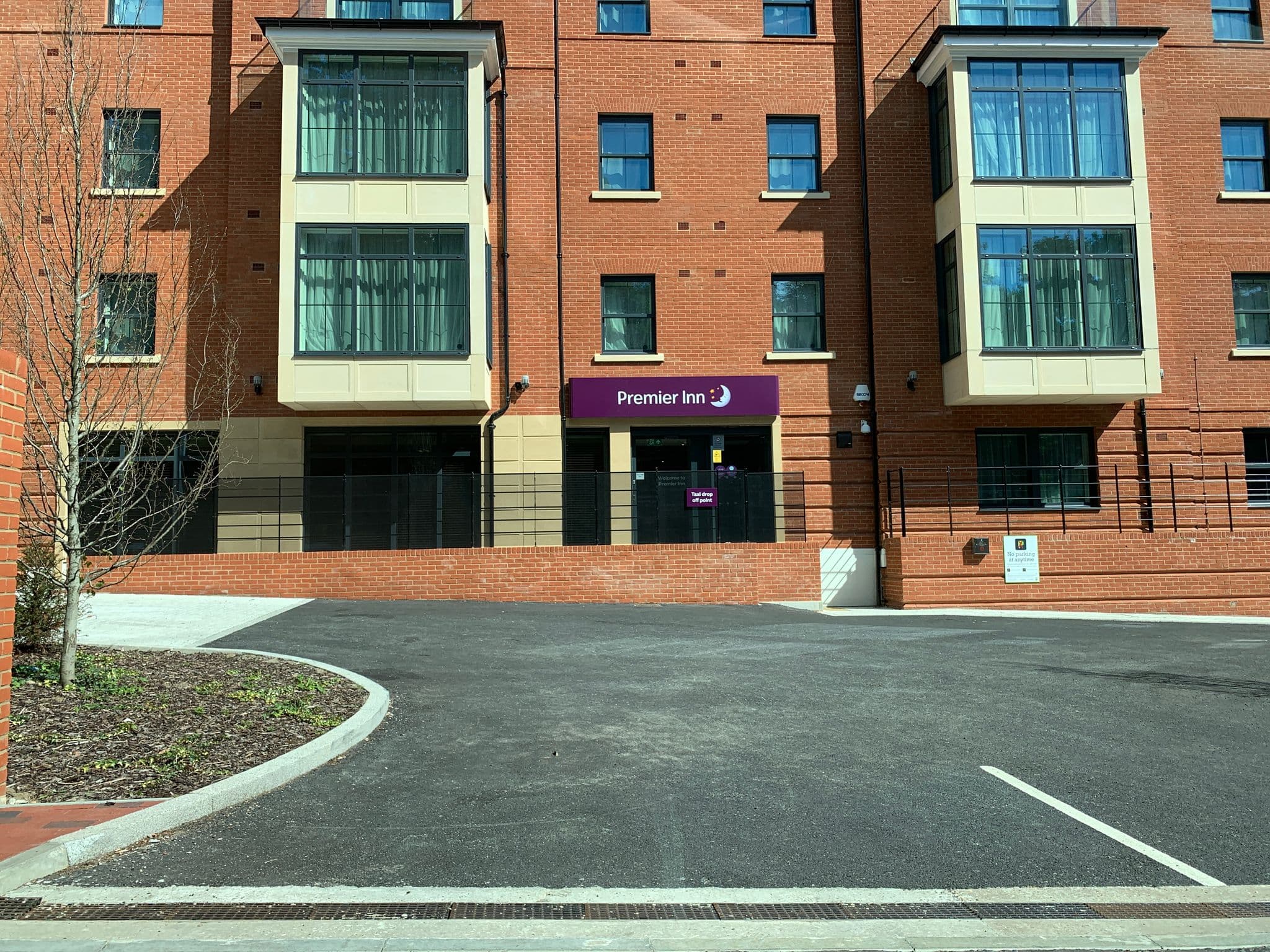 Street view near Premier Inn, Royal Tunbridge Wells — © EstSsxKt (CC BY-SA · Mapillary)