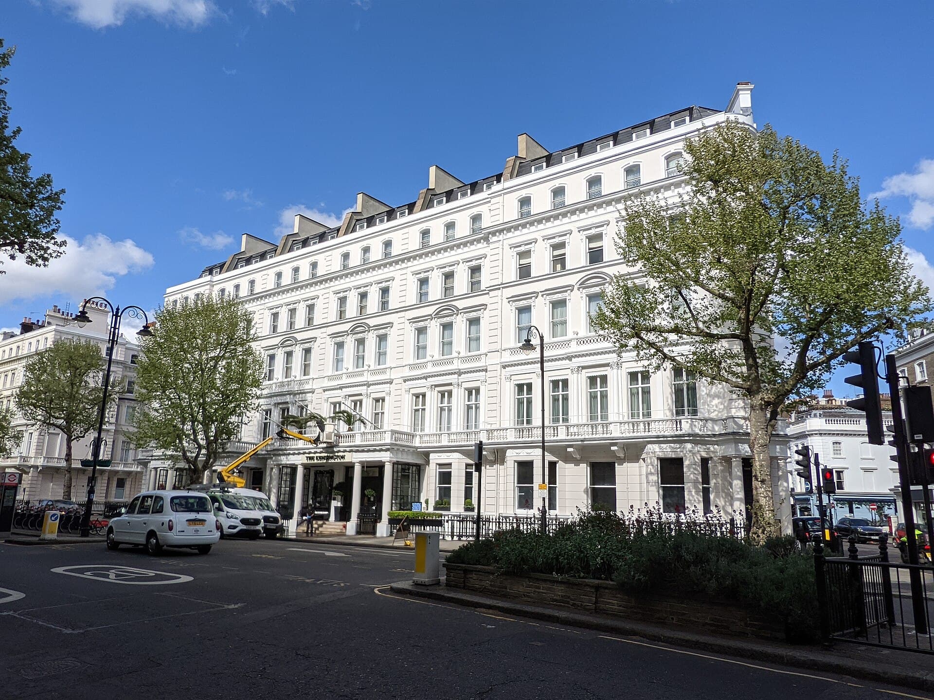 The Kensington Hotel (via Wikimedia Commons, CC BY-SA 3.0)