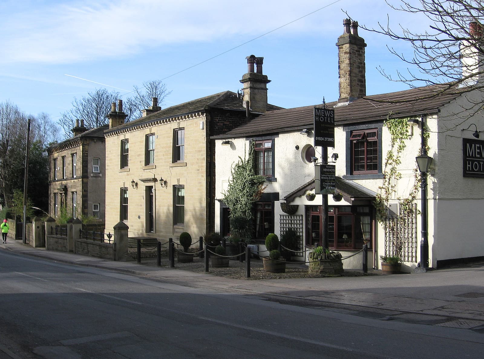 Mews Hotel (via Wikimedia Commons, CC BY-SA 2.0)