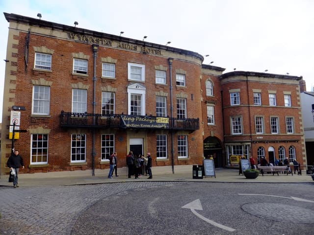 The Wynnstay Arms Hotel - Marston's Inn (via Wikimedia Commons, CC BY-SA 2.0)