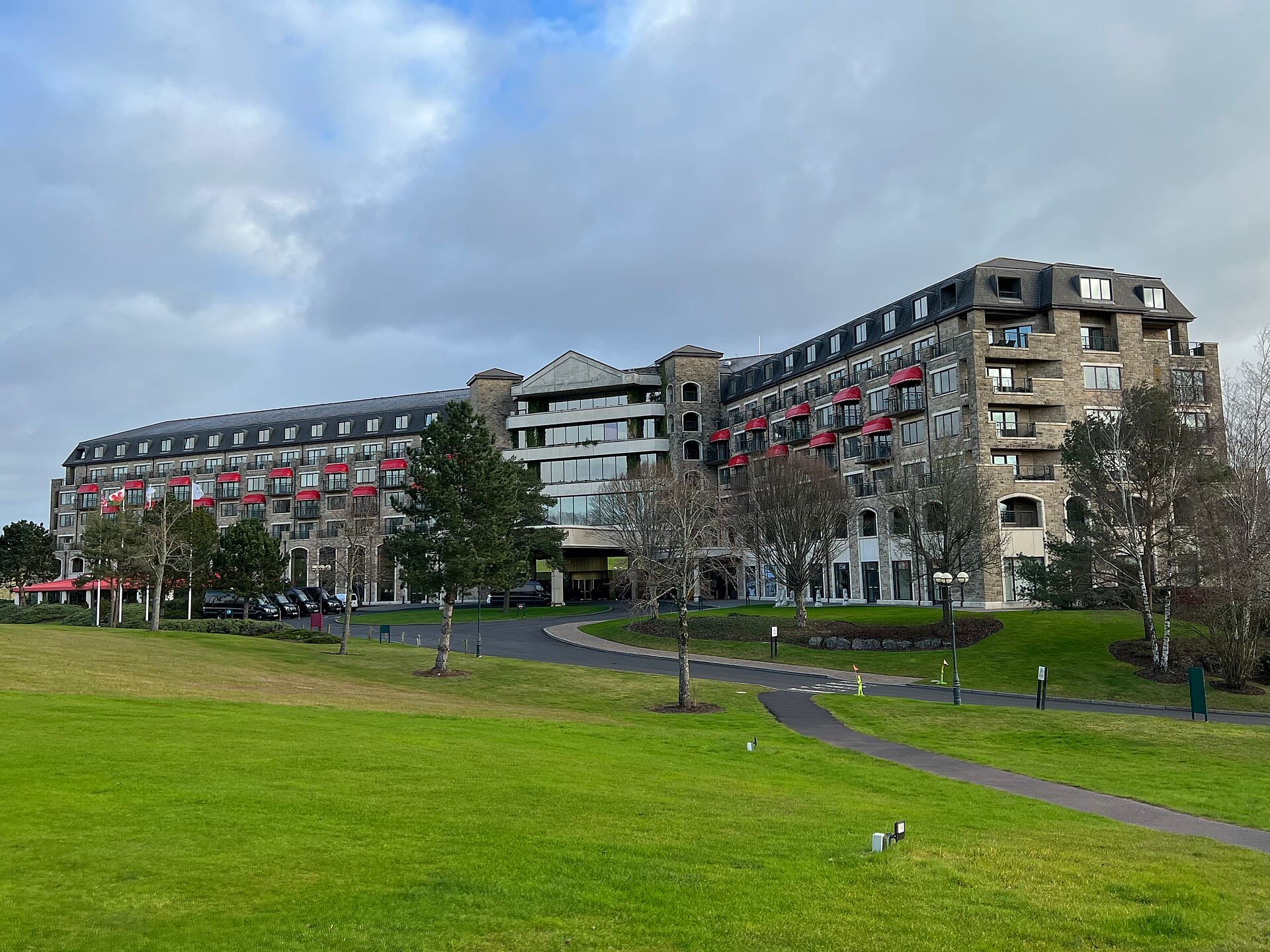 The Celtic Manor Resort (via Wikimedia Commons, CC BY-SA 2.0)