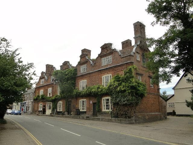Scole Inn Hotel (via Wikimedia Commons, CC BY-SA 2.0)