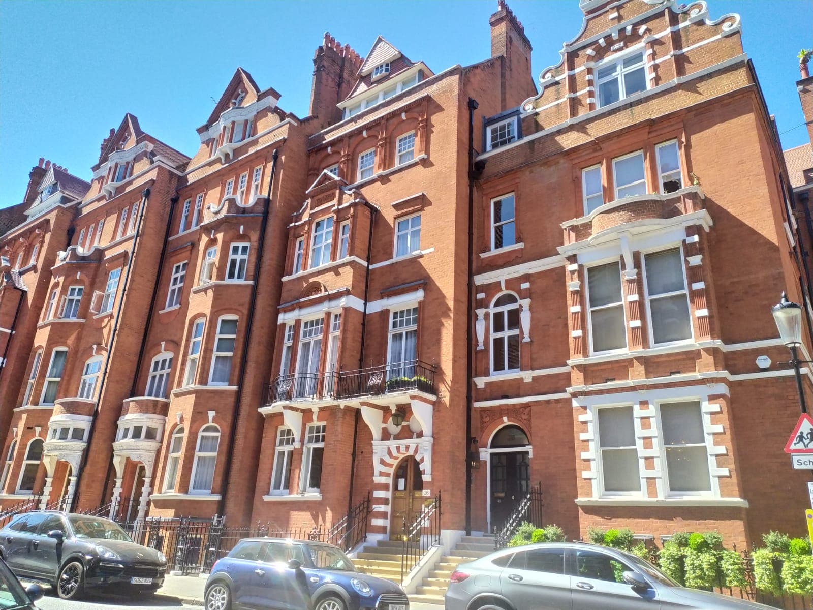 Draycott Hotel (via Wikimedia Commons, CC BY-SA 4.0)