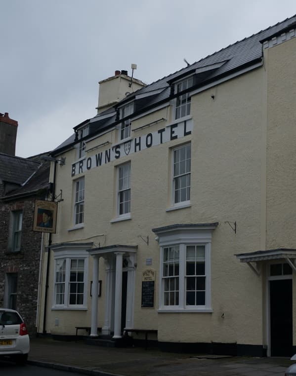 Brown's Hotel (via Wikimedia Commons, CC BY-SA 2.0)