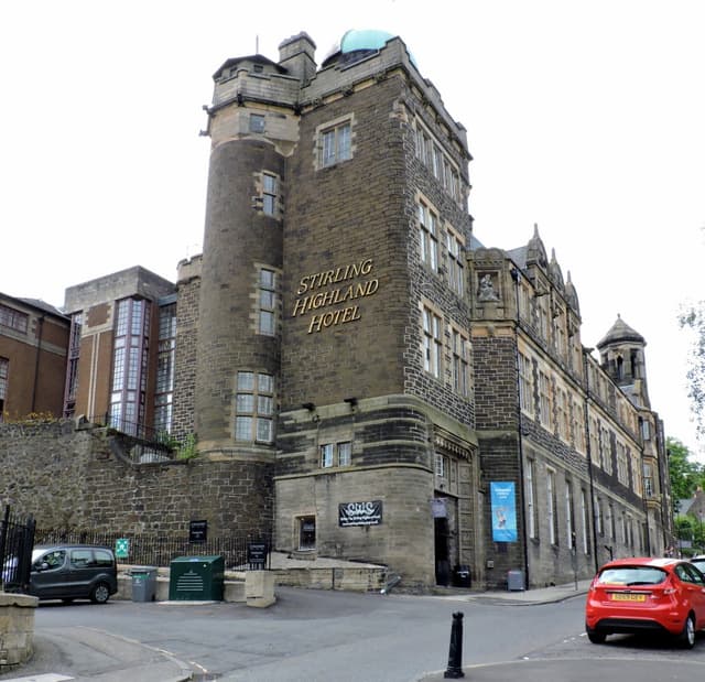 Stirling Highland Hotel (via Wikimedia Commons, CC BY-SA 2.0)