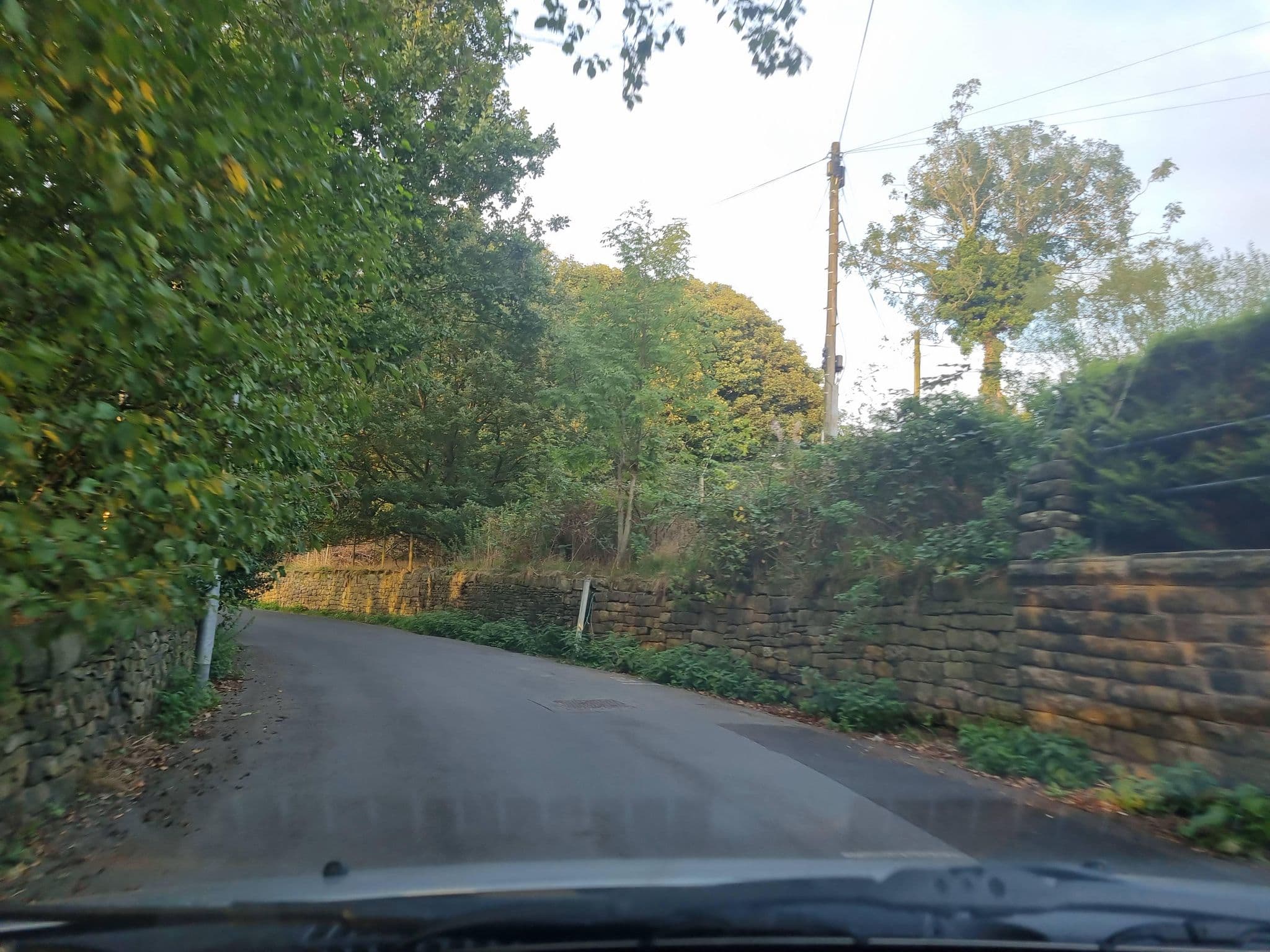 Street view near Boarshurst Centre, Saddleworth — © mappo2 (CC BY-SA · Mapillary)