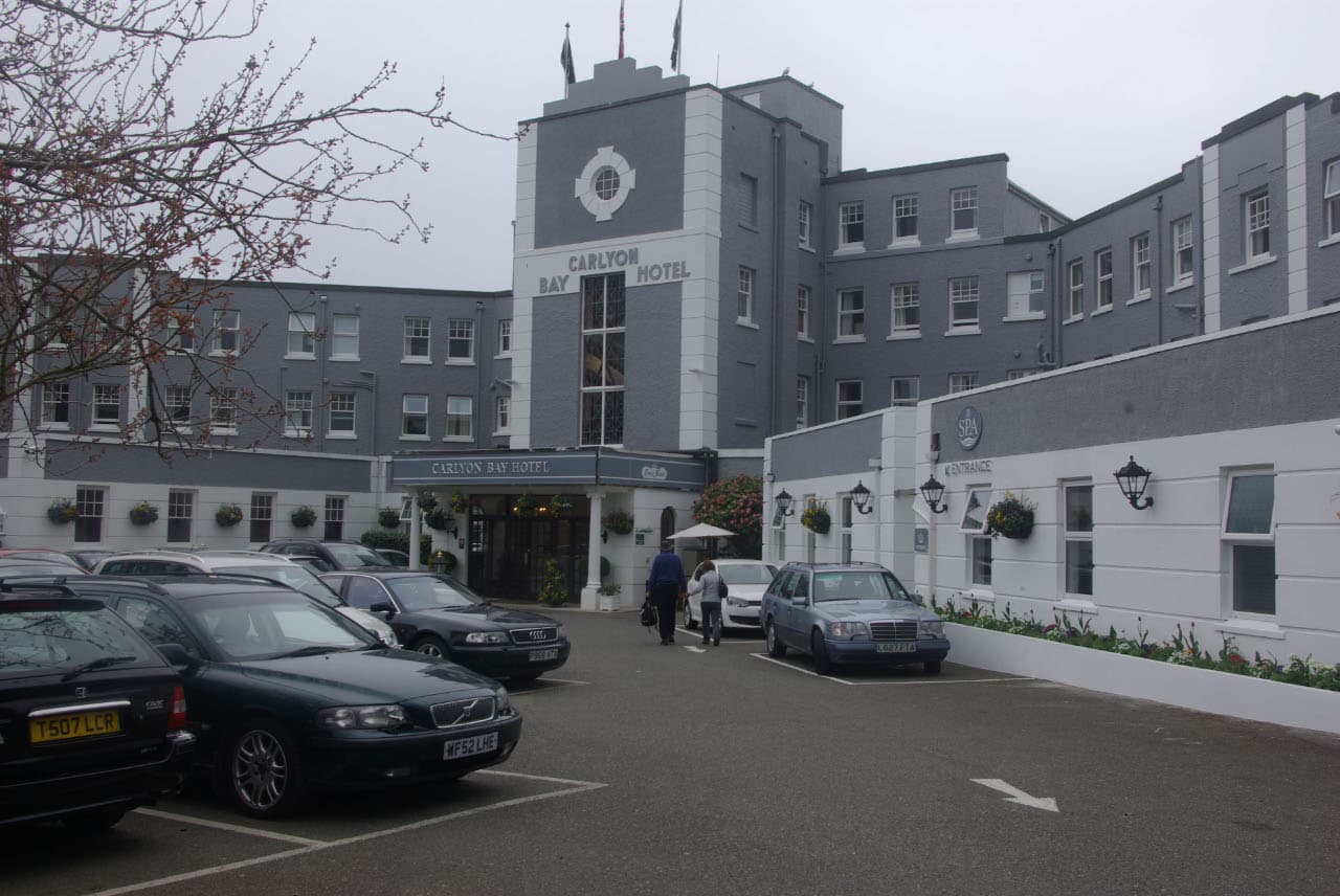 Carlyon Bay Hotel (via Wikimedia Commons, CC BY-SA 2.0)
