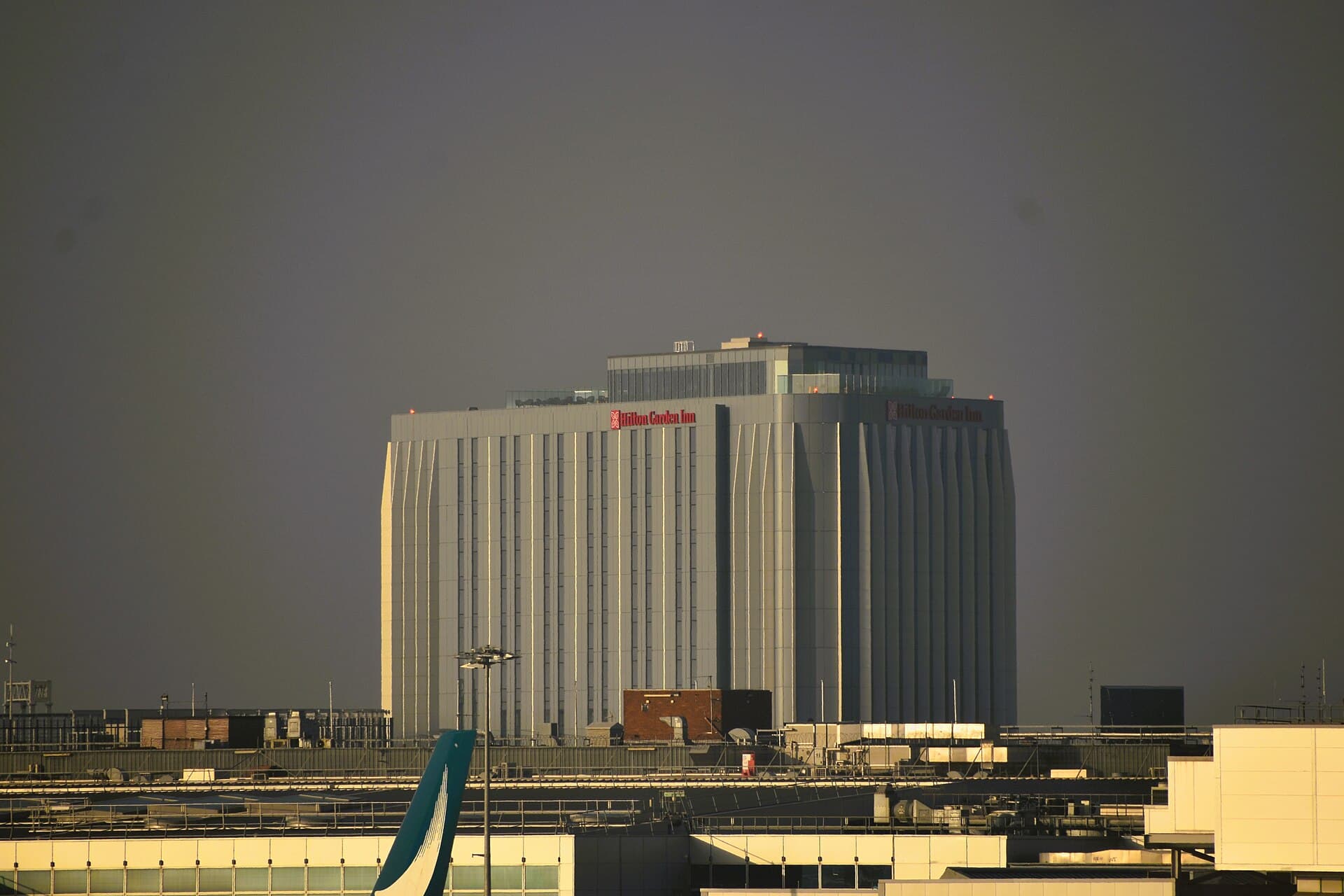 Hilton Garden Inn London Heathrow Terminals 2 and 3 (via Wikimedia Commons, CC BY 2.0)
