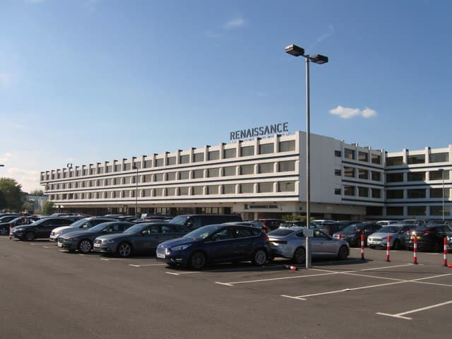 Renaissance London Heathrow Hotel (via Wikimedia Commons, CC BY-SA 2.0)