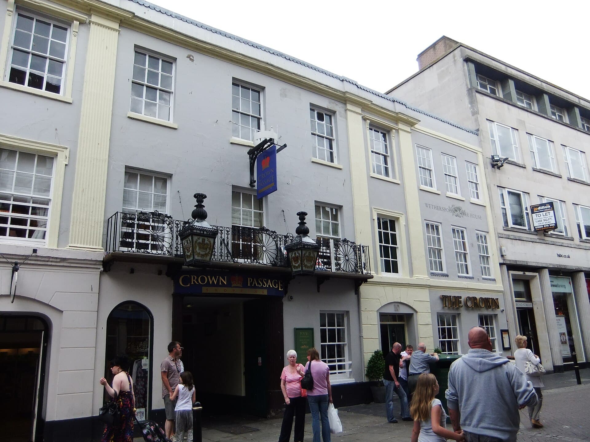 The Crown Hotel (via Wikimedia Commons, CC BY-SA 3.0)