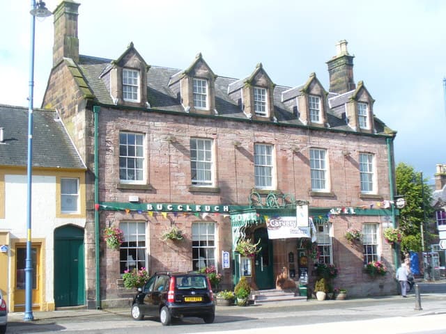 The Buccleuch & Queensberry Arms Hotel (via Wikimedia Commons, CC BY-SA 2.0)