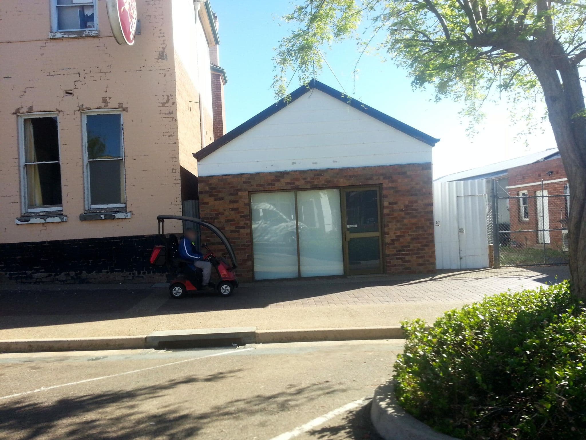 Street view near Grand Hotel, Young — © bob3bob3 (CC BY-SA · Mapillary)