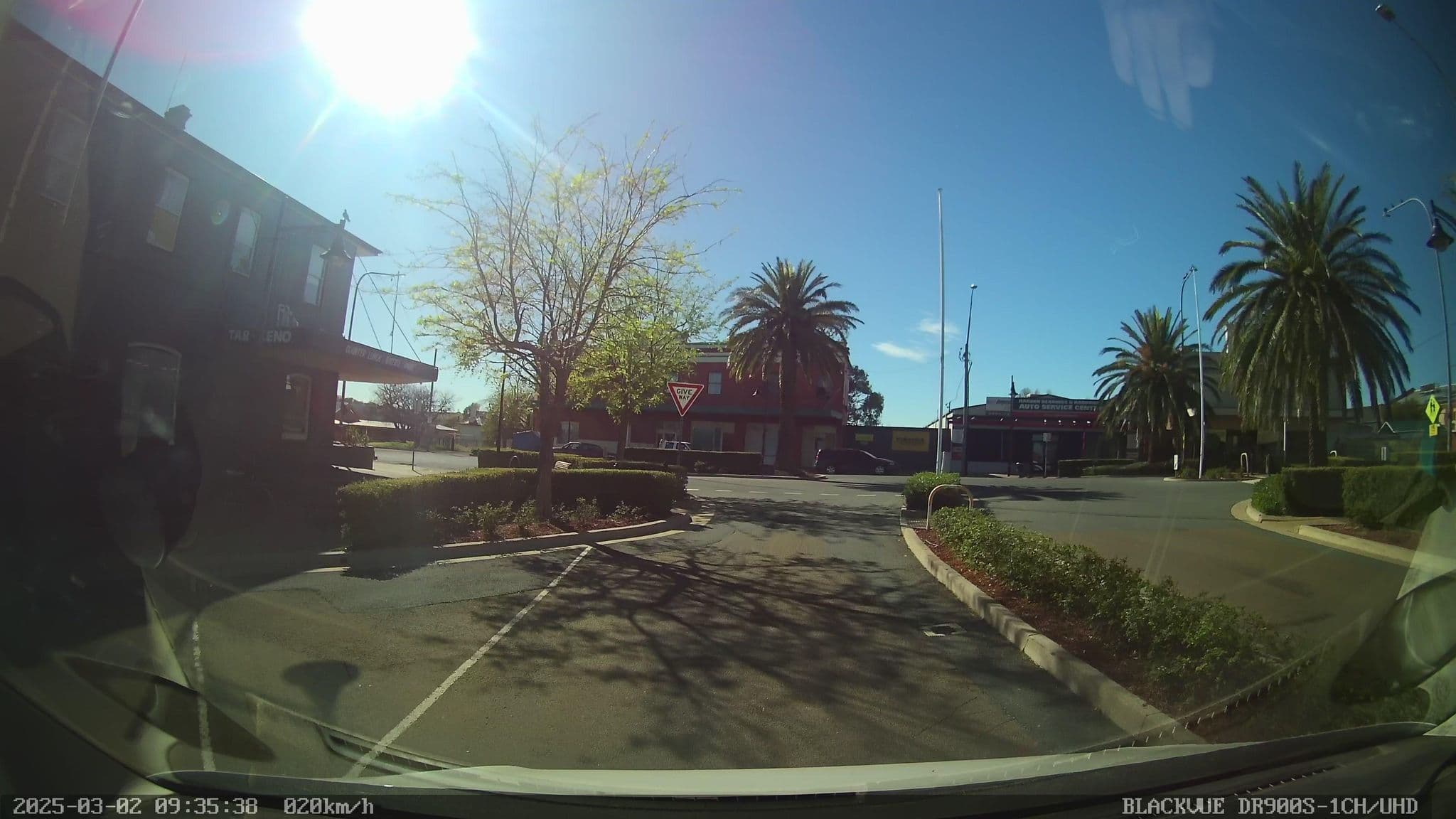 Street view near Carrington Hotel, Young — © bob3bob3 (CC BY-SA · Mapillary)