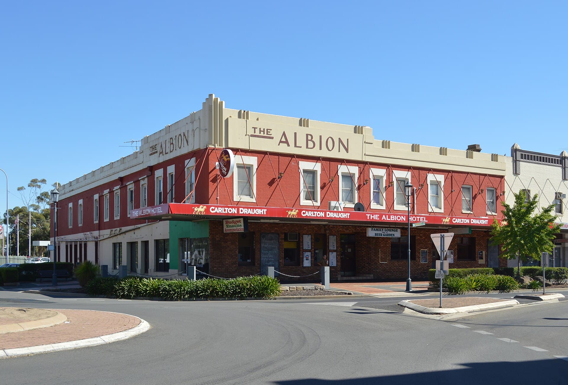 The Albion Hotel (via Wikimedia Commons, CC BY 3.0)