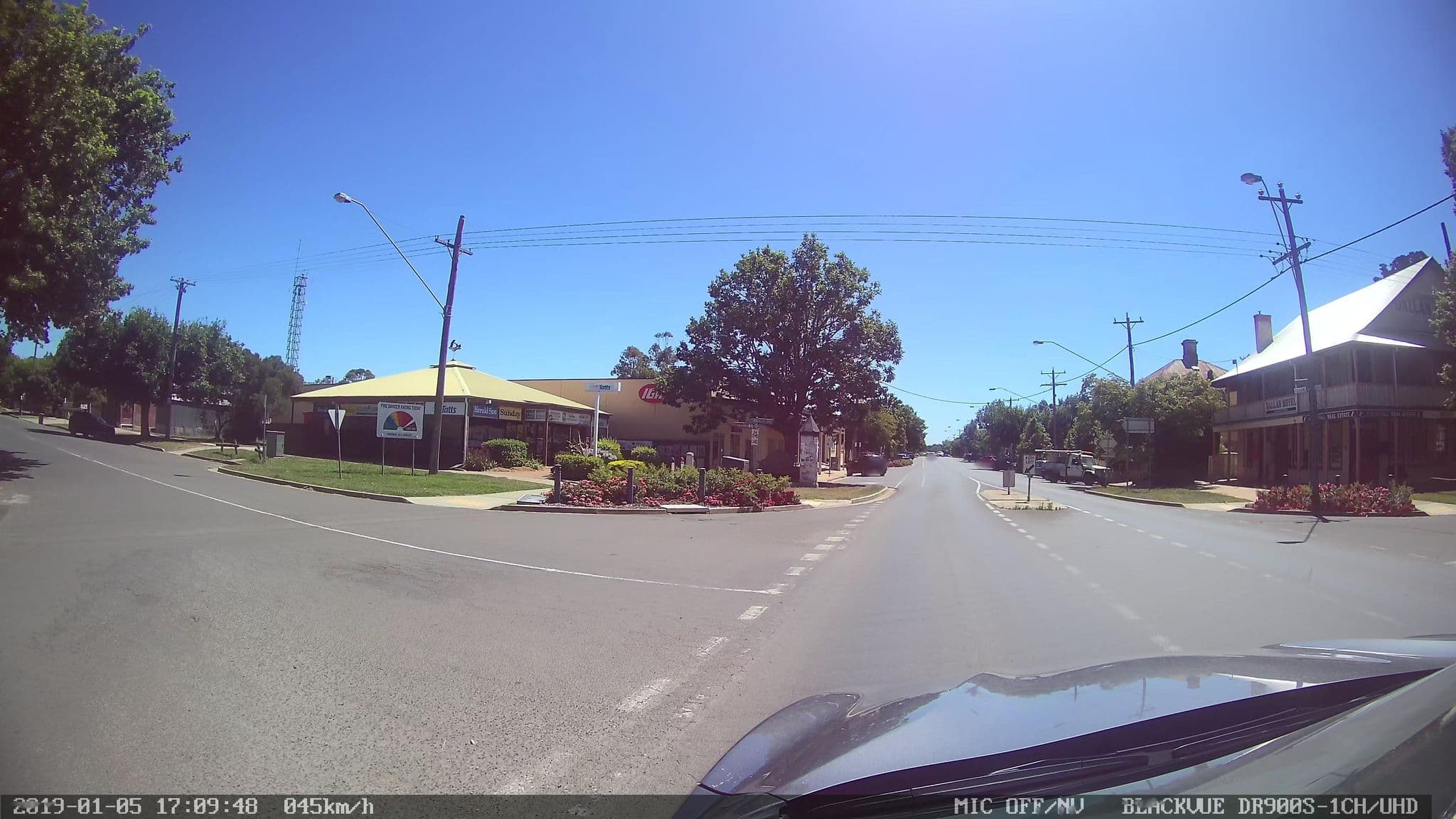 Street view near Ballan Hotel, Ballan — © skillsy (CC BY-SA · Mapillary)