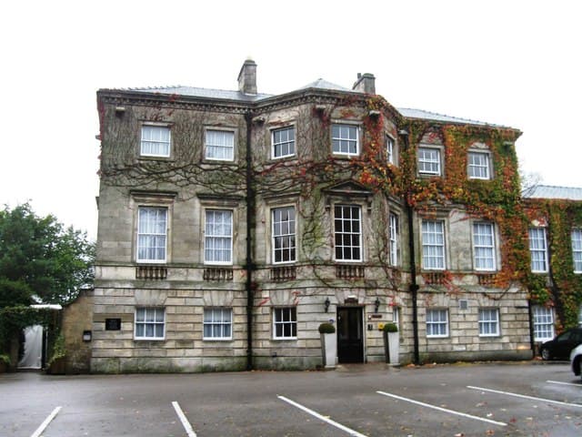 Aston Hall Hotel (via Wikimedia Commons, CC BY-SA 2.0)
