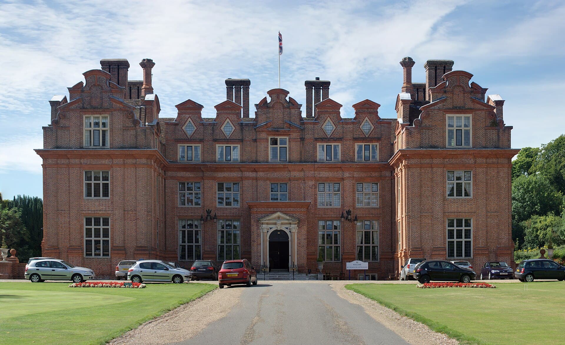 Broome Park Hotel (via Wikimedia Commons, CC BY-SA 3.0)