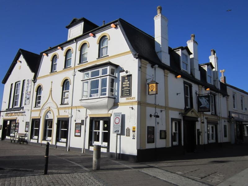 The Swan Hotel (via Wikimedia Commons, CC BY-SA 2.0)