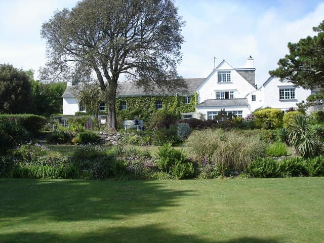 Talland Bay Hotel (via Wikimedia Commons, CC BY-SA 2.0)