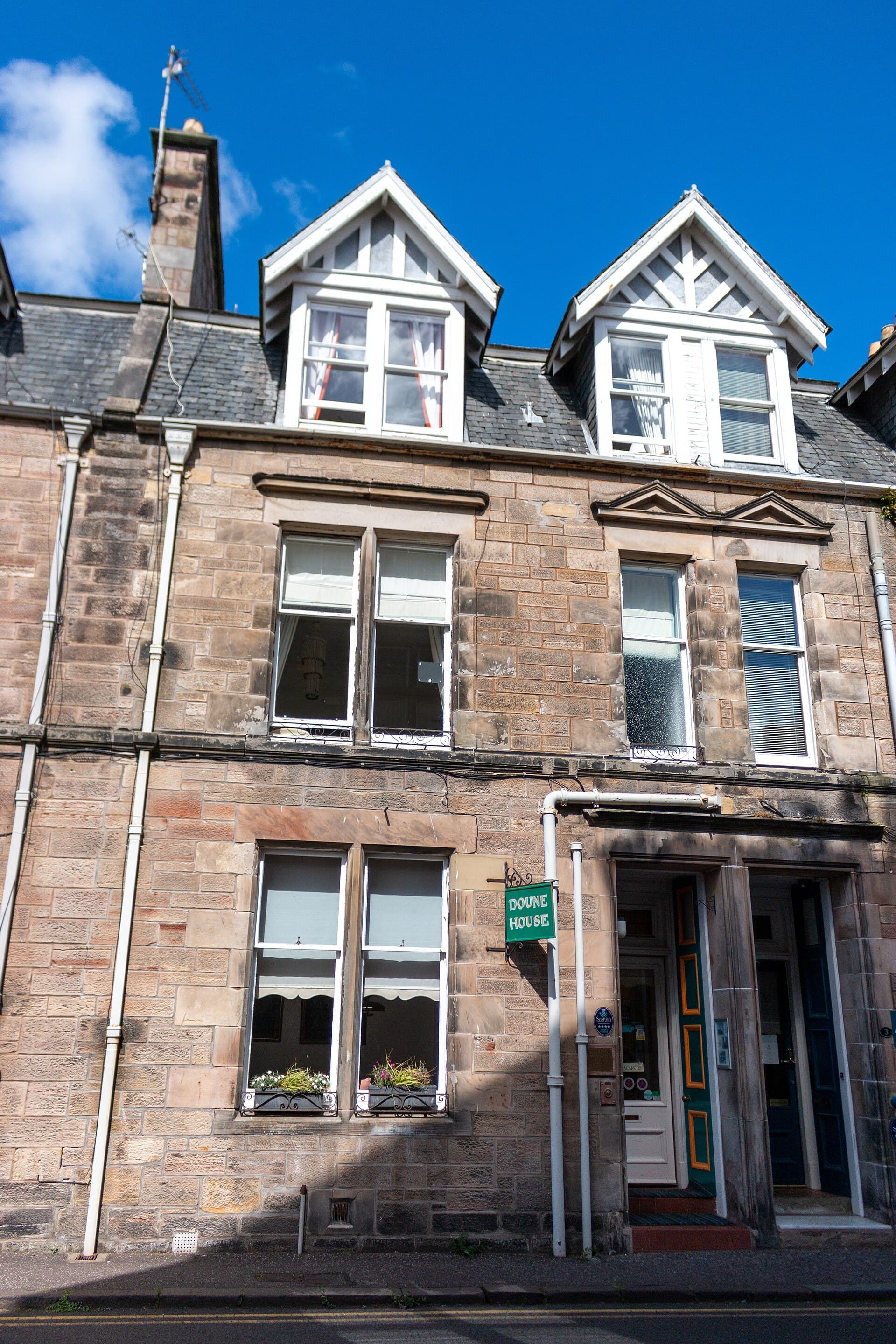 Doune Guest House (via Wikimedia Commons, CC BY-SA 3.0)